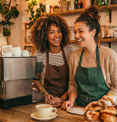 Café-Besitzer bedienen Kunden