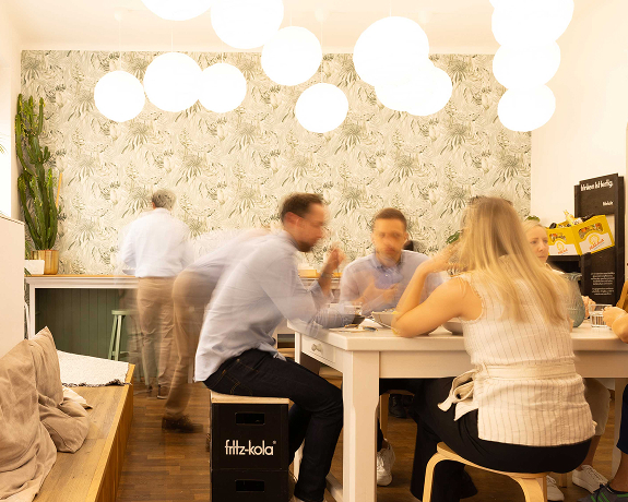 Café-Besitzer bedienen Kunden