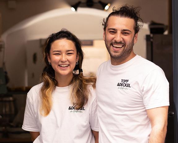 Bäckerei-Besitzer präsentiert frisches Brot